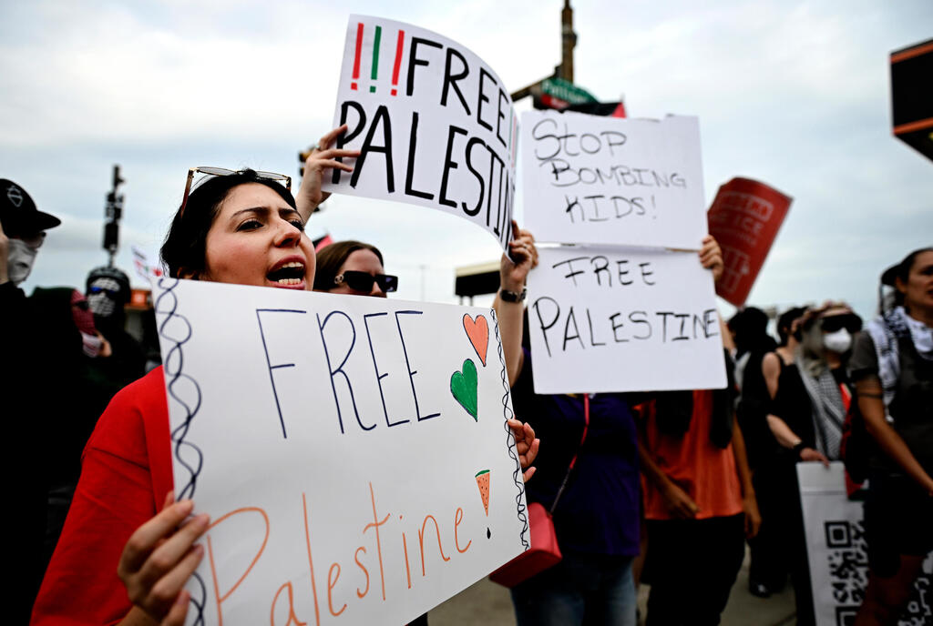 Pro-Palestinian demonstrators gathered outside Ed Sheeran's concert at the Lincoln Financial Field in Philadelphia (Photo: AP Photo/Allie Ippolito) המחאה הפרו-פלסטינית מחוץ להופעת אד שירן בפילדלפיה