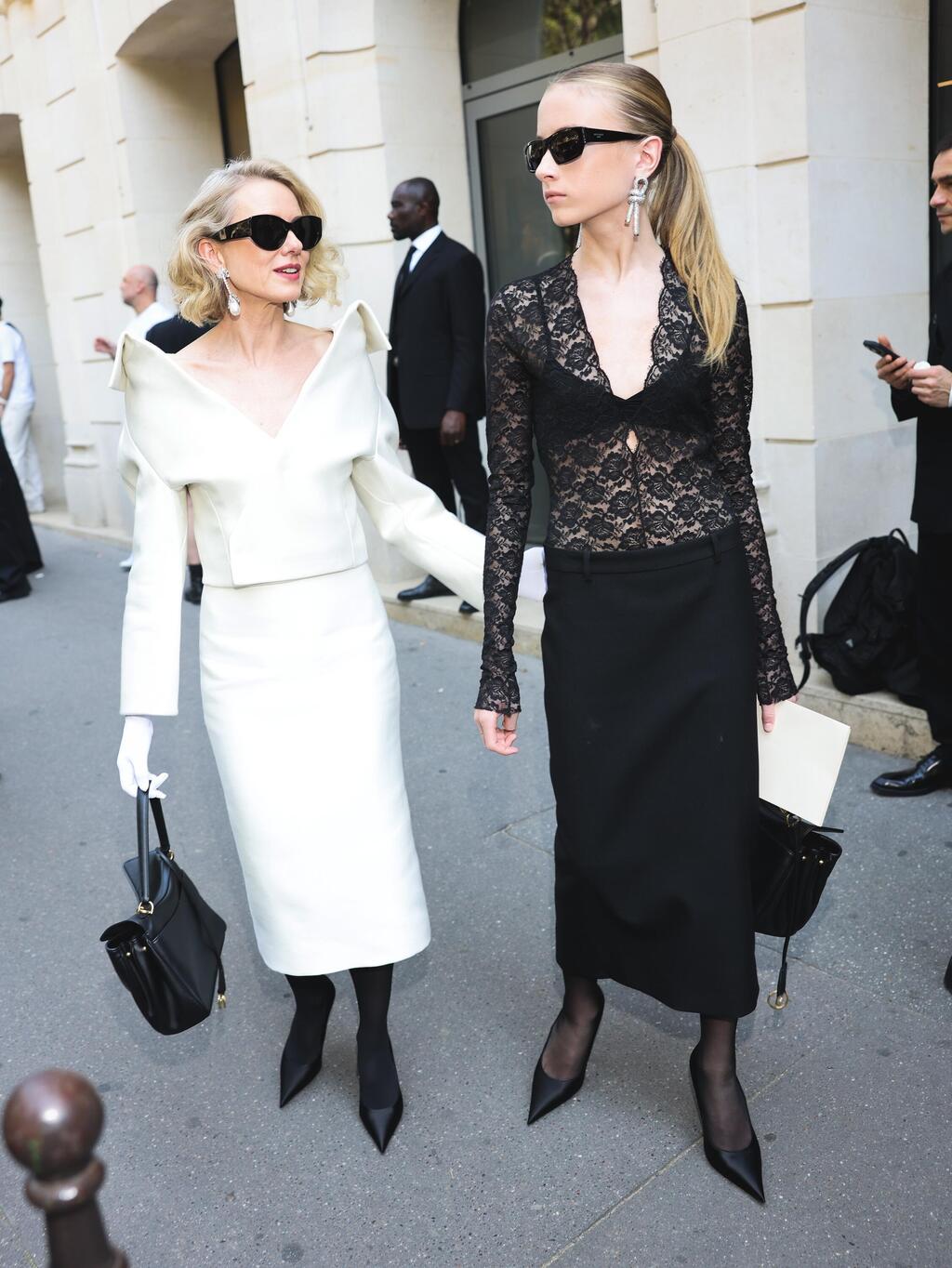 Kai Schreiber and Naomi Watts at Balenciaga’s fall-winter 2024-25 haute couture show (Photo: Arnold Jerocki/Getty Images for Balenciaga) קאי שרייבר ונעמי ווטס בתצוגת הוט קוטור של בלנסיאגה לסתיו-חורף 2024-25