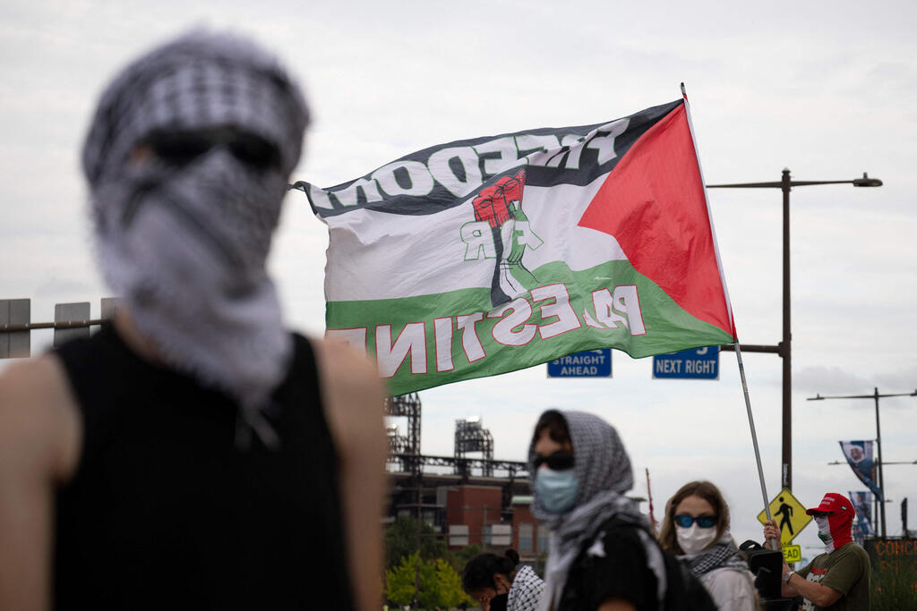 Pro-Palestinian demonstrators gathered outside Ed Sheeran's concert at the Lincoln Financial Field in Philadelphia (Photo: Joe Lamberti / GETTY IMAGES NORTH AMERICA / AFP) המחאה הפרו-פלסטינית מחוץ להופעת אד שירן בפילדלפיה