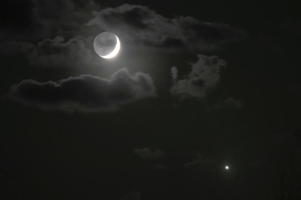 Venus, right, in the night sky alongside Earth's moon (Photo: Dmitri Lovetsky/AP) כוכב הלכת נוגה (מימין) בשמי הלילה, לצד הירח של כדור הארץ