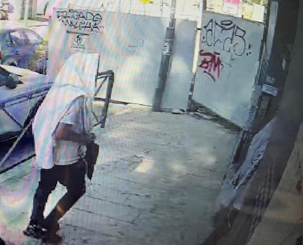 תיעוד האדם שהשליך ביצים לעבר בית הכנסת בראש השנה, בעודו עטוף בטלית