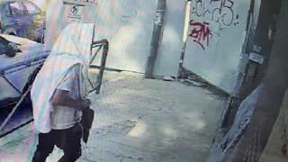 תיעוד האדם שהשליך ביצים לעבר בית הכנסת בראש השנה, בעודו עטוף בטלית