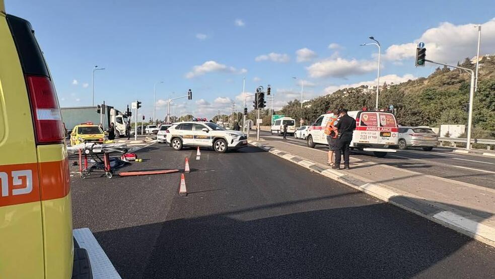 פעולות החייאה ברוכב אופניים חשמליים שנפגע ממשאית בכביש 4