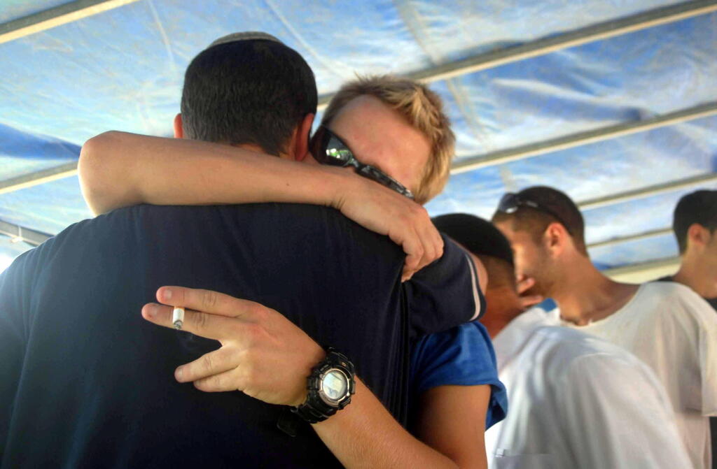 Visitors offering condolences following the death of Lt. Col. Emmanuel Moreno, 2006 (Photo: Avi Rokach) ניחום אבלים לאחר נפילת סגן-אלוף עמנואל מורנו, 2006