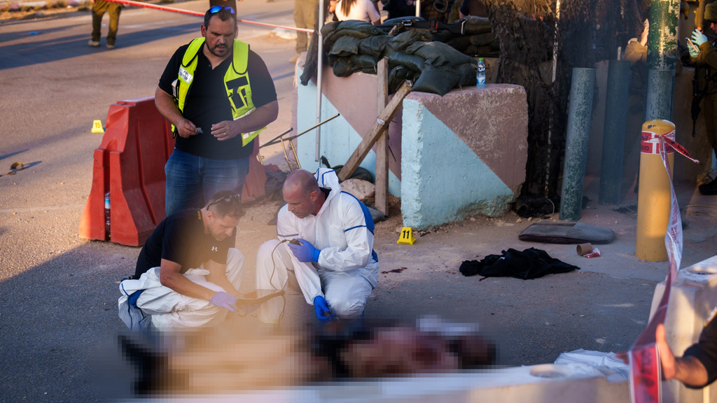 The scene of the terror attack (Photo: Shalev Shalom) זירת הפיגוע במחסום