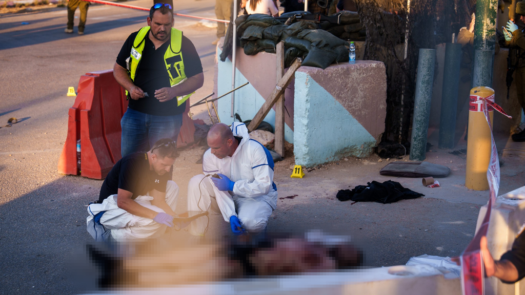 At the scene of the attack (Photo: Shilo Shalom) זירת הפיגוע במחסום
