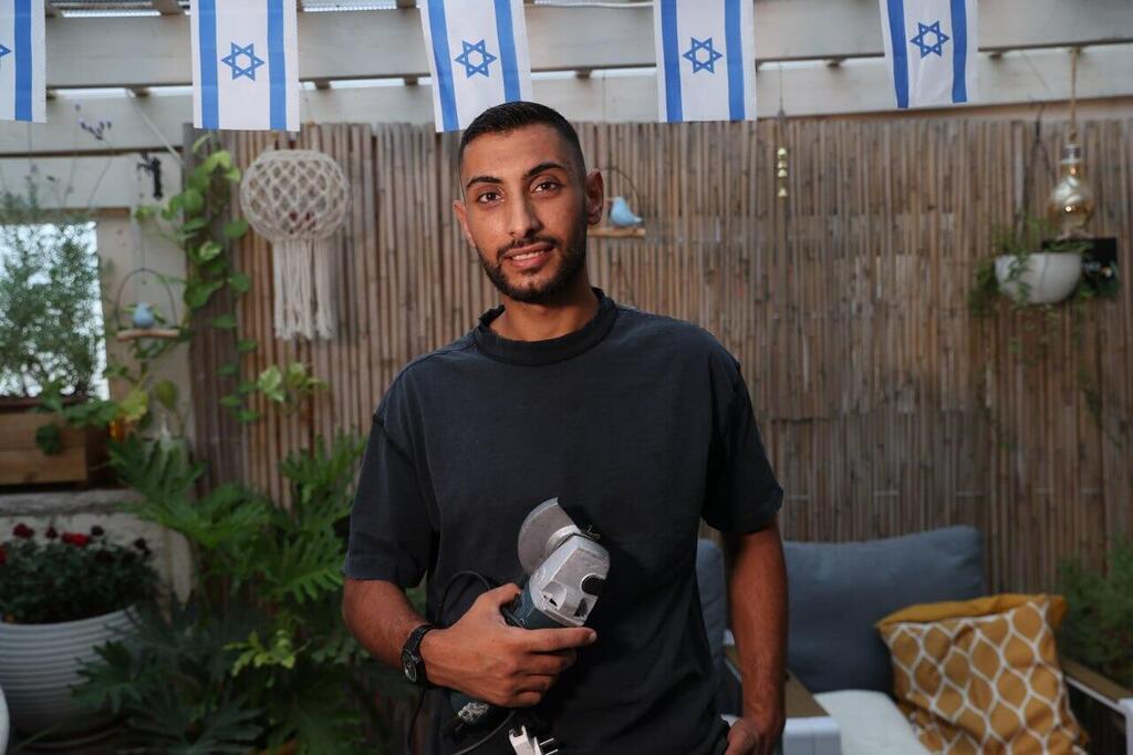 Moshe Avraham (Photo: Alex Kolomoisky) משה, שגדל בקהילה חרדית קיצונית במאה שערים, ובגיל 13 נזרק מביתו ובילה את סוכות לבדו בסוכה נטושה בירושלים