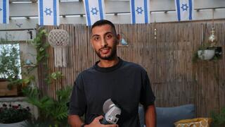 משה, שגדל בקהילה חרדית קיצונית במאה שערים, ובגיל 13 נזרק מביתו ובילה את סוכות לבדו בסוכה נטושה בירושלים