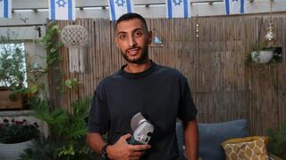 משה, שגדל בקהילה חרדית קיצונית במאה שערים, ובגיל 13 נזרק מביתו ובילה את סוכות לבדו בסוכה נטושה בירושלים