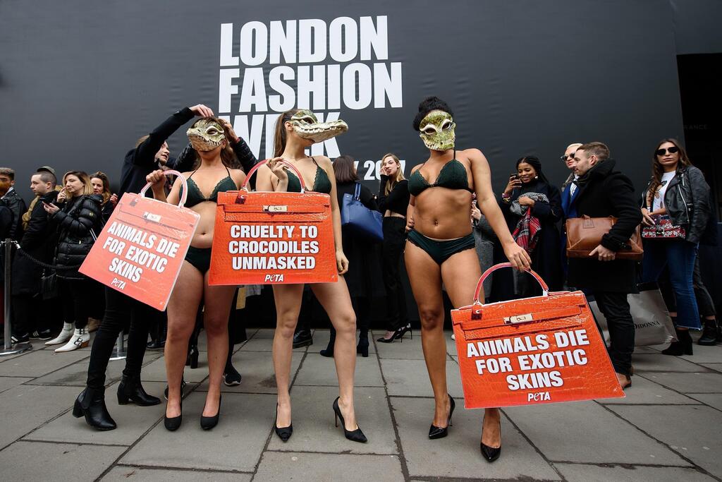 PETA protest at London Fashion Week, 2017 (Photo: Leon Neal/Getty Images) הפגנה של PETA בשבוע האופנה בלונדון, 2017