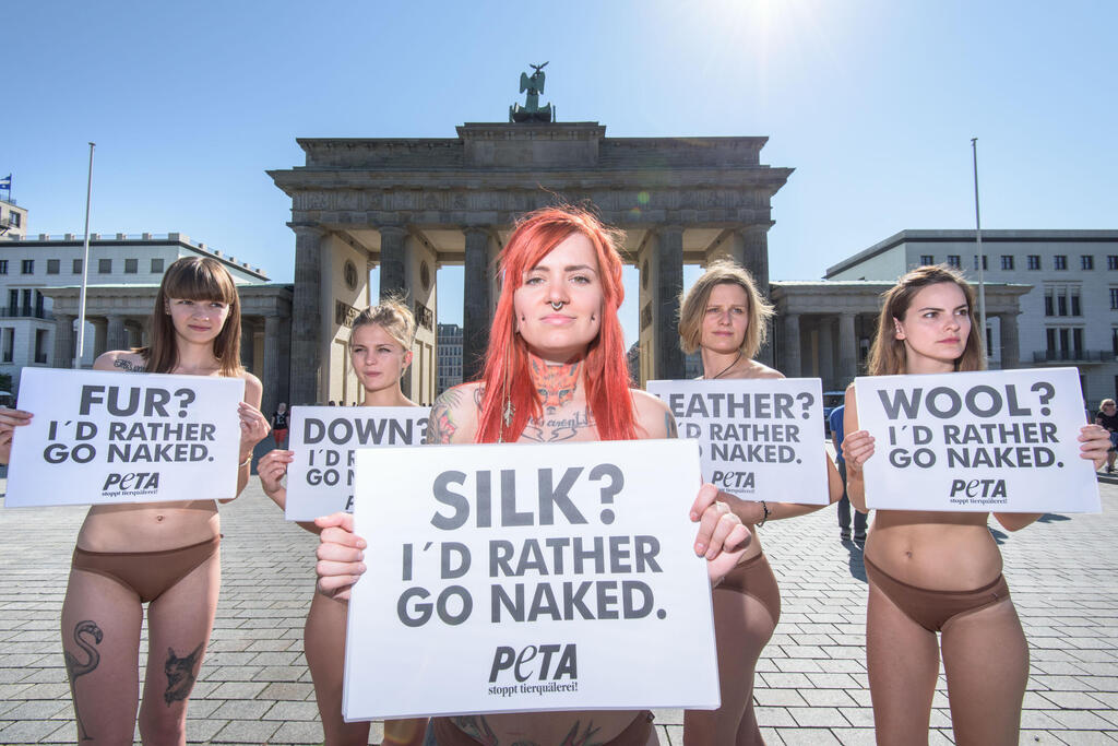 PETA demonstration at Berlin Fashion Week, 2015 (Photo: Thomas Lohnes/Getty Images) הפגנה של PETA בשבוע האופנה בברלין, 2015