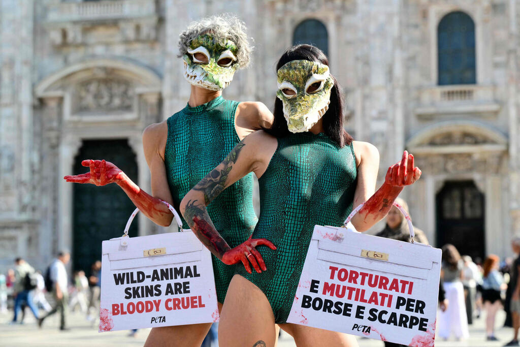 PETA demonstration at Milan Fashion Week, 2026 (Photo: Stefano Rellandini/AFP) הפגנה של PETA בשבוע האופנה במילאנו, 2026