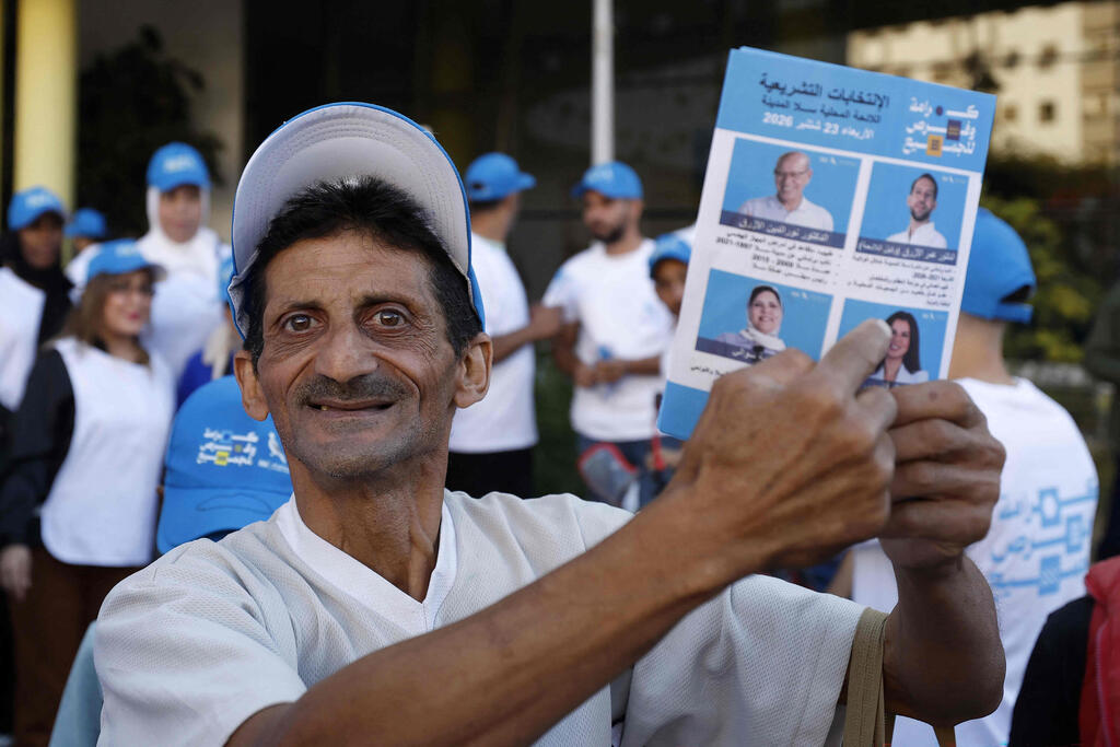 Supporters of Morocco’s ruling RNI party, which has pledged to create another 1 million jobs (Photo: Abdel Majid BZIOUAT / AFP) תומכי מפלגת השלטון ב מרוקו RNI בעצרת בחירות בעיר סלא 17 בספטמבר