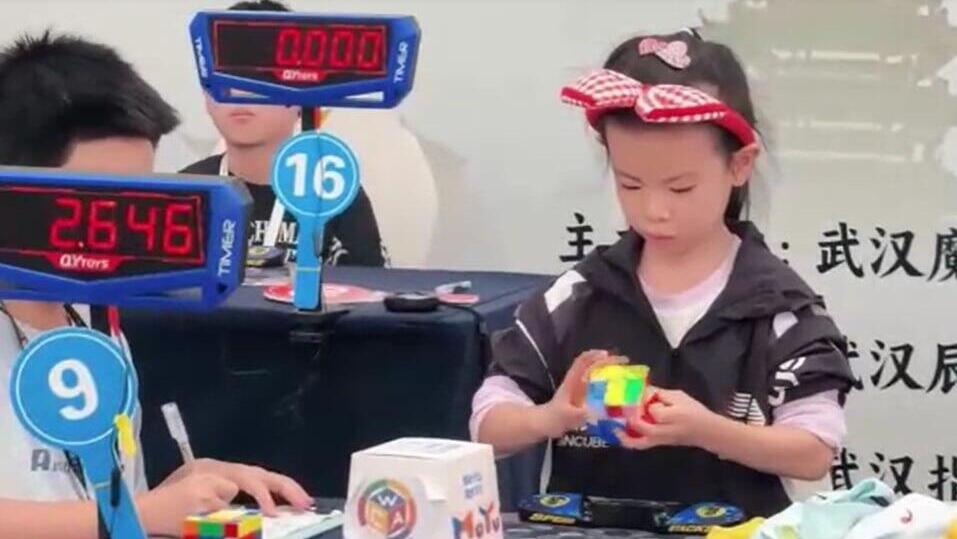 Concentrating on solving (Photo: Reuters) סין ילדה בת 6 שיא עולם קובייה הונגרית