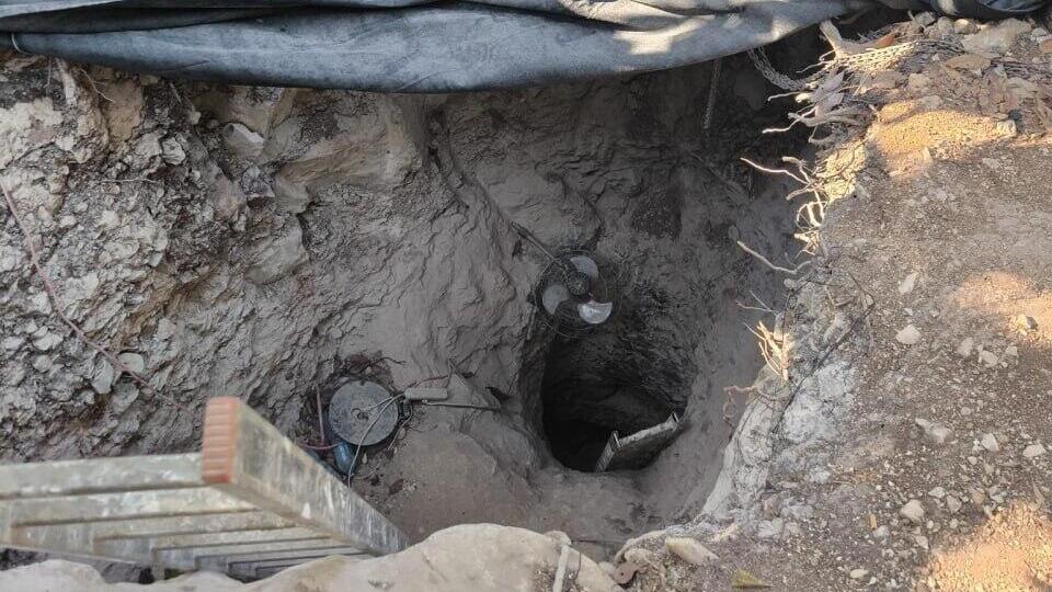 Tunnel and weapons discovered under Qalqilya (Photo: Israel Police spokesperson) מנהרה ואמצעי לחימה אותרו מתחת לאדמת קלקיליה