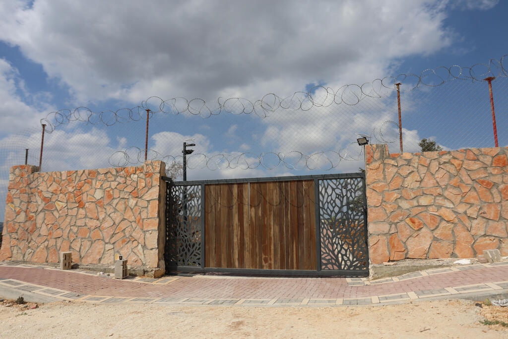 Palestinian defenses against violent settlers (Photo: Shaul Golan) ההגנה הפלסטינית מפני הפורעים