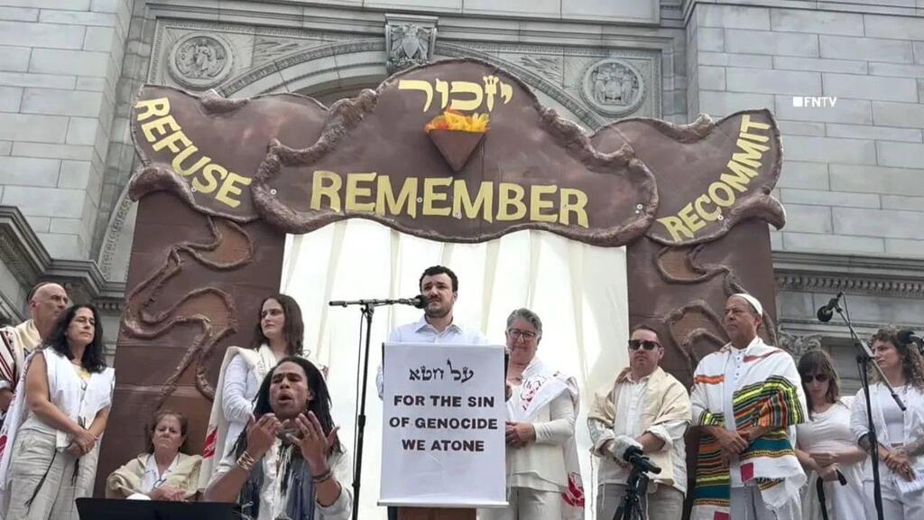 The Yom Kippur memorial in New York for Palestinians killed in Gaza הפעיל הפלסטיני מחמוד חליל בטקס לזכר הרוגים פלסטינים בעזה בניו יורק ביום כיפור
