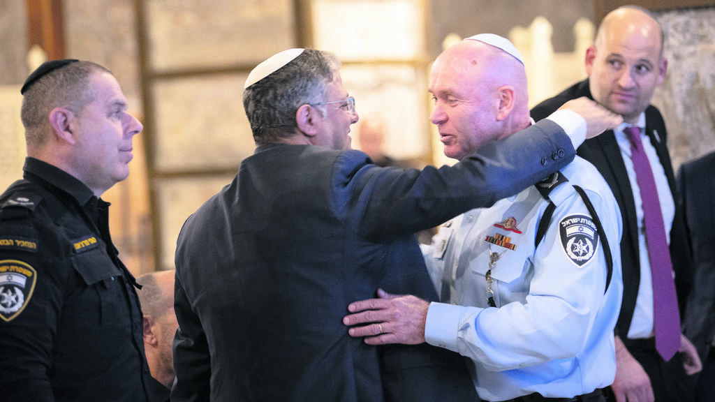 Peled and Ben-Gvir (Photo: Alex Kolomoisky) ניצב אבשלום פלד עם השר איתמר בן גביר