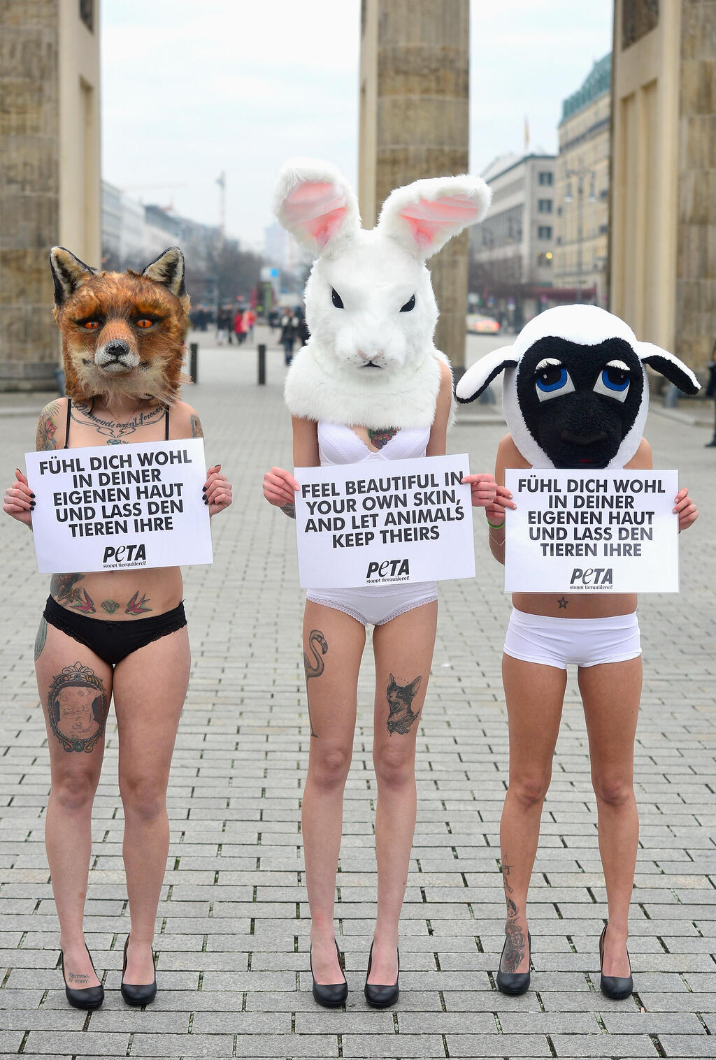 PETA demonstration at Berlin Fashion Week, 2015 (Photo: Thomas Lohnes/Getty Images) הפגנה של PETA בשבוע האופנה בברלין, 2015