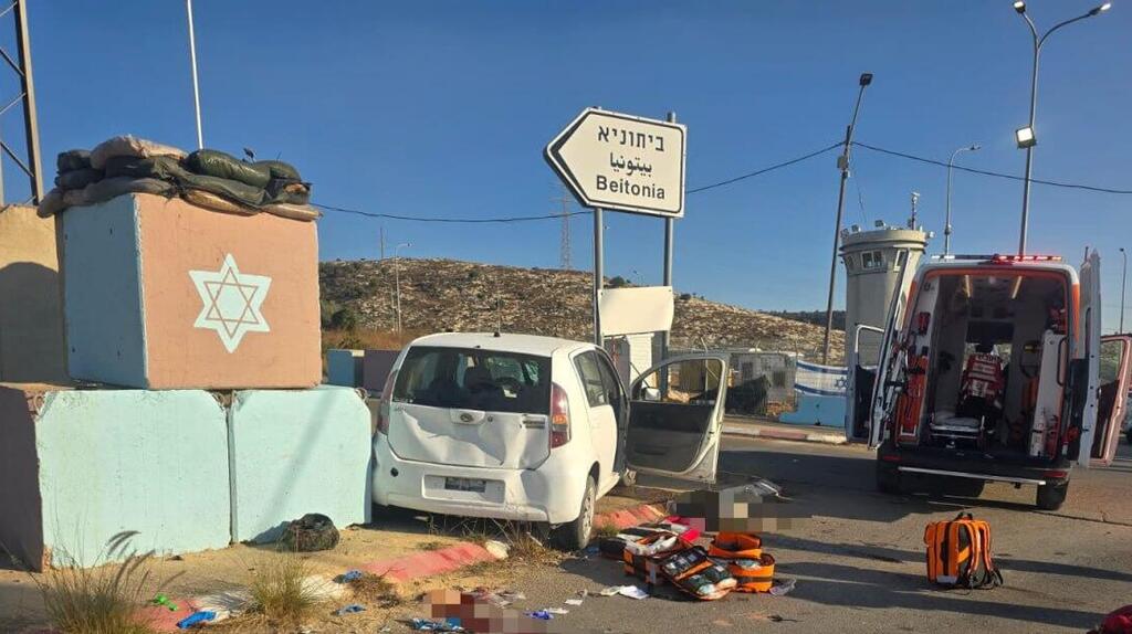 איש צוות בניידת משטרה נפצע קשה בפיגוע דריסה במחסום, המחבל חוסל