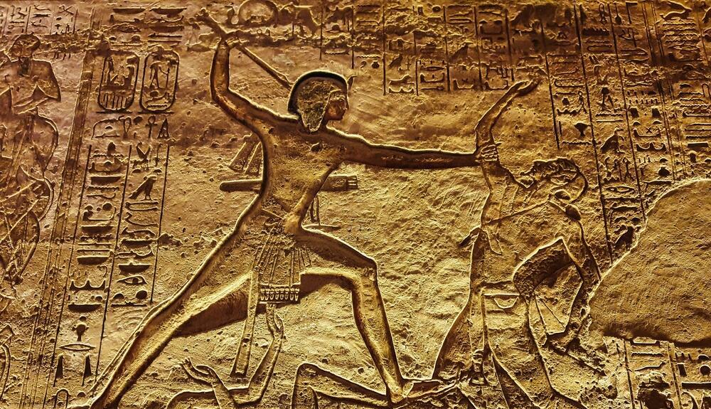 Scene from the Battle of Kadesh depicting Ramesses II killing his enemies (Photo: CK-TravelPhotos/Shutterstock) סצנה מקרב קדש המתארת את רעמסס השני הורג את אויביו