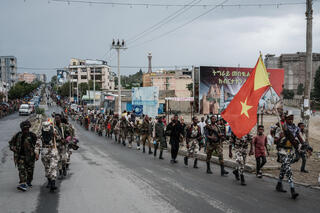 חיילי החזית העממית לשחרור תיגראי TPLF צועדים בעיר מקלה בירת החבל ב אתיופיה 30 ביוני