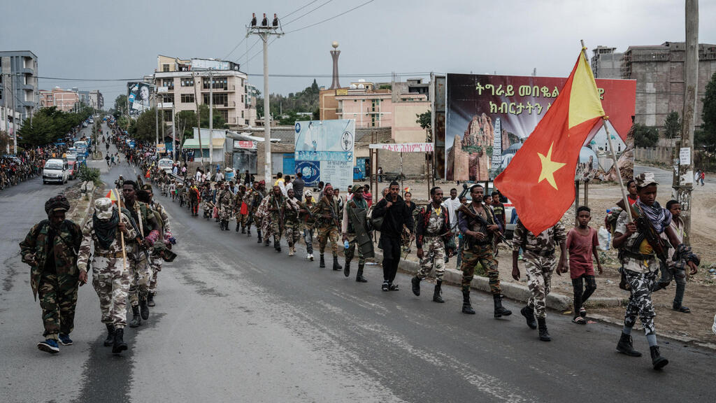 חיילי החזית העממית לשחרור תיגראי TPLF צועדים בעיר מקלה בירת החבל ב אתיופיה 30 ביוני