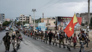 חיילי החזית העממית לשחרור תיגראי TPLF צועדים בעיר מקלה בירת החבל ב אתיופיה 30 ביוני