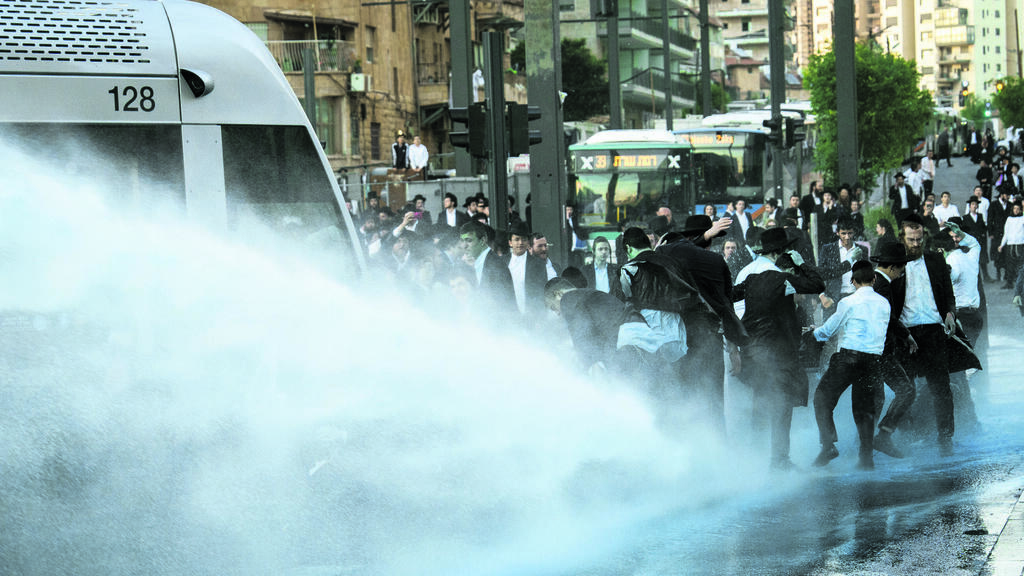 Ultra-Orthodox protesters block the light rail (Photo: Shilo Shalom) הפגנות חרדים נגד הרכבת הקלה במאי השנה