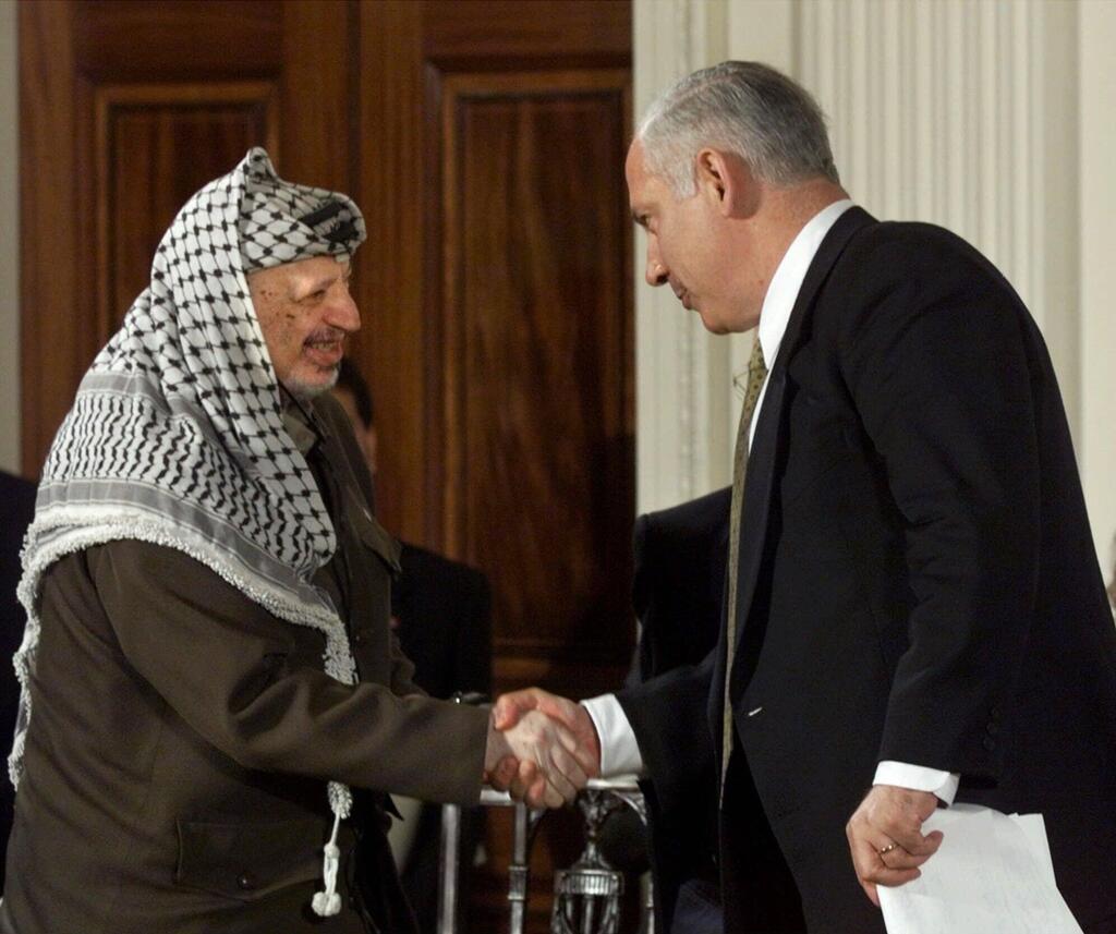 Netanyahu and the Palestinian Authority chairman in 1998 (Photo: AP/ DOUG MILLS) ארכיון 1998 נשיא ארה"ב ביל קלינטון עם ראש ממשלת ישראל בנימין נתניהו וראש הרשות הפלסטינית יאסר ערפאת