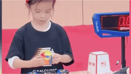 Lian Yongji solves the 3X3 Rubik's cube in under 4.5 seconds (Video: Reuters) סין שיא עולם ילדה בת 6 קובייה הונגרית פחות מ 4.5 שניות בממוצע