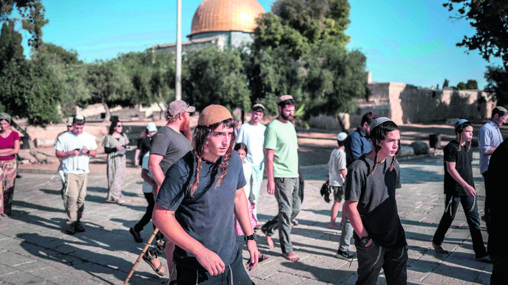 Jews go up to pray on the Temple Mount (Photo: Ilia Yefimovich/AFP) יהודים עולים להתפלל בהר הבית