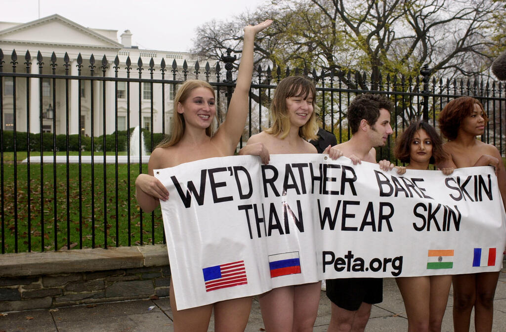 PETA protest outside the White House, 2001 (Photo: Mike Theiler/Getty Images) הפגנה של PETA מחוץ לבית הלבן, 2001