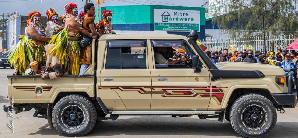 A typical sight on the roads of Papua New Guinea (Photo: Meir Waxman) בדרך לסינג סינג