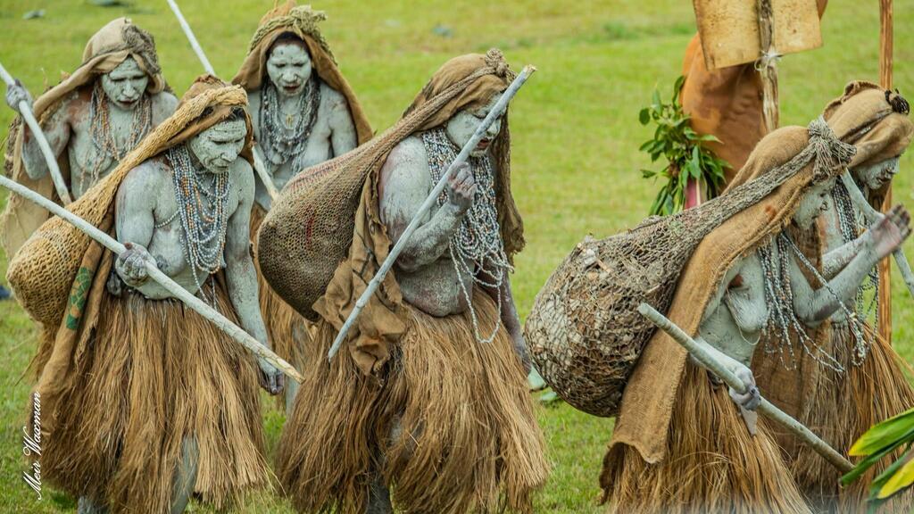 Members of the mudmen tribe (Photo: Meir Waxman) שבט "אנשי הבוץ"