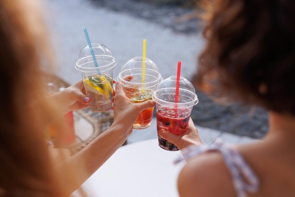 Disposable cups at a picnic (Photo: Sergey Kolesnikov, Shutterstock) כוסות חד פעמיות בפיקניק