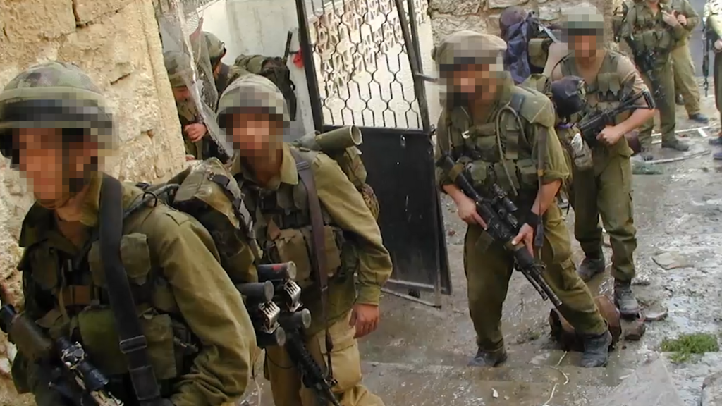 Golani fighters fighting in Nablus during Operation Defense Shield (Photo: Private album) לוחמי גולני נלחמים בשכם
