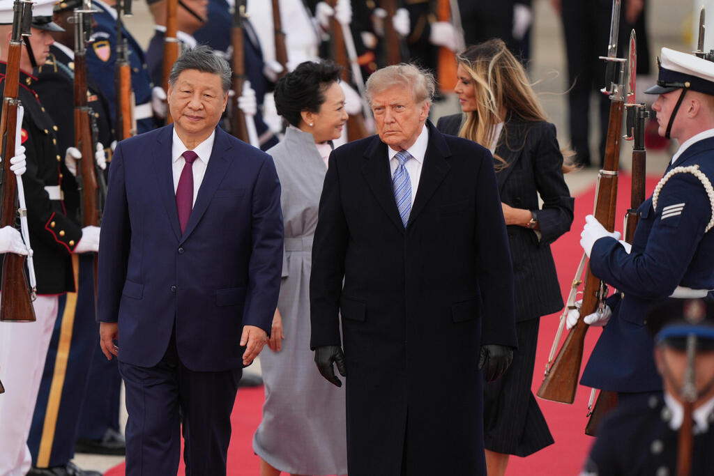 President Donald Trump and first lady Melania Trump greet Chinese President Xi Jinping and his wife Peng Liyuan as they arrive at Joint Base Andrews, Md. (Photo: Mark Schiefelbein/AP) President Donald Trump and first lady Melania Trump greet Chinese President Xi Jinping and his wife Peng Liyuan as they arrive at Joint Base Andrews, Md.