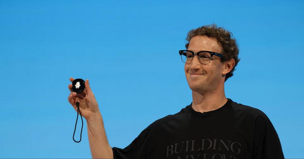 Mark Zuckerberg with the Muse Charm (Photo: Reuters) מארק צוקרברג עם התליון החכם Muse Charm