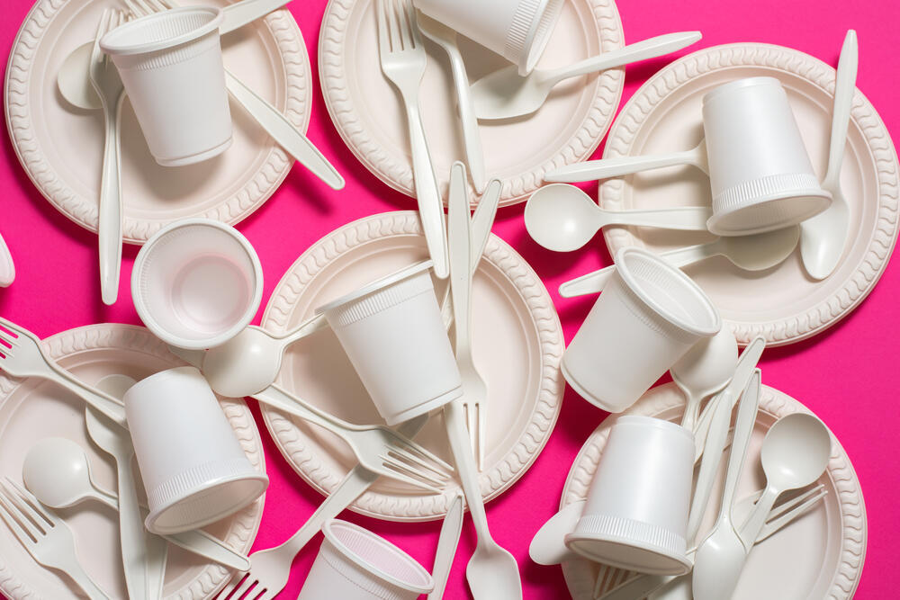 Disposable products (Photo: Kononov Oleh, shutterstock) כלים חד פעמיים