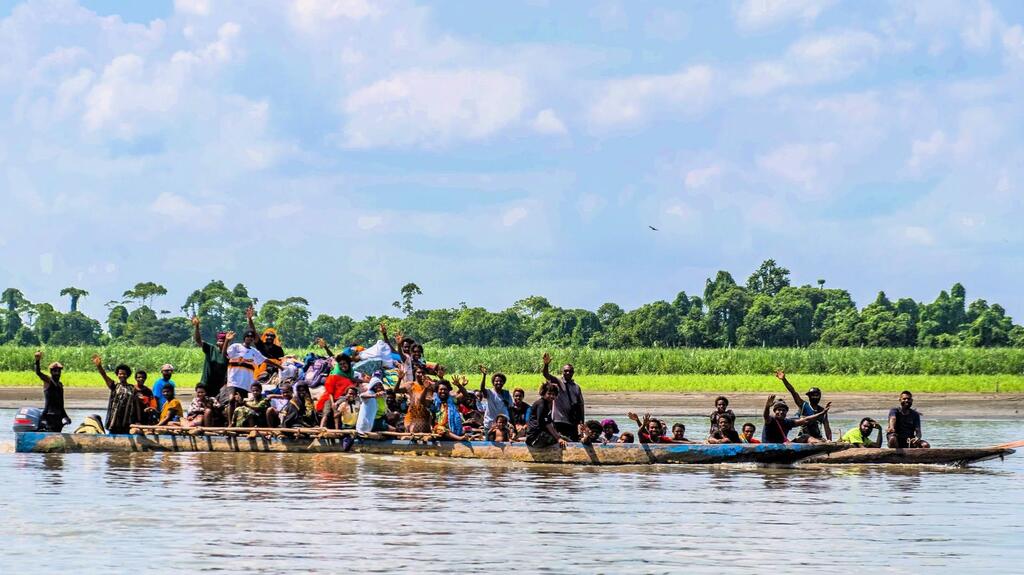 A full canoe in the river (Photo: Meir Waxman) סירת קאנו עמוסה