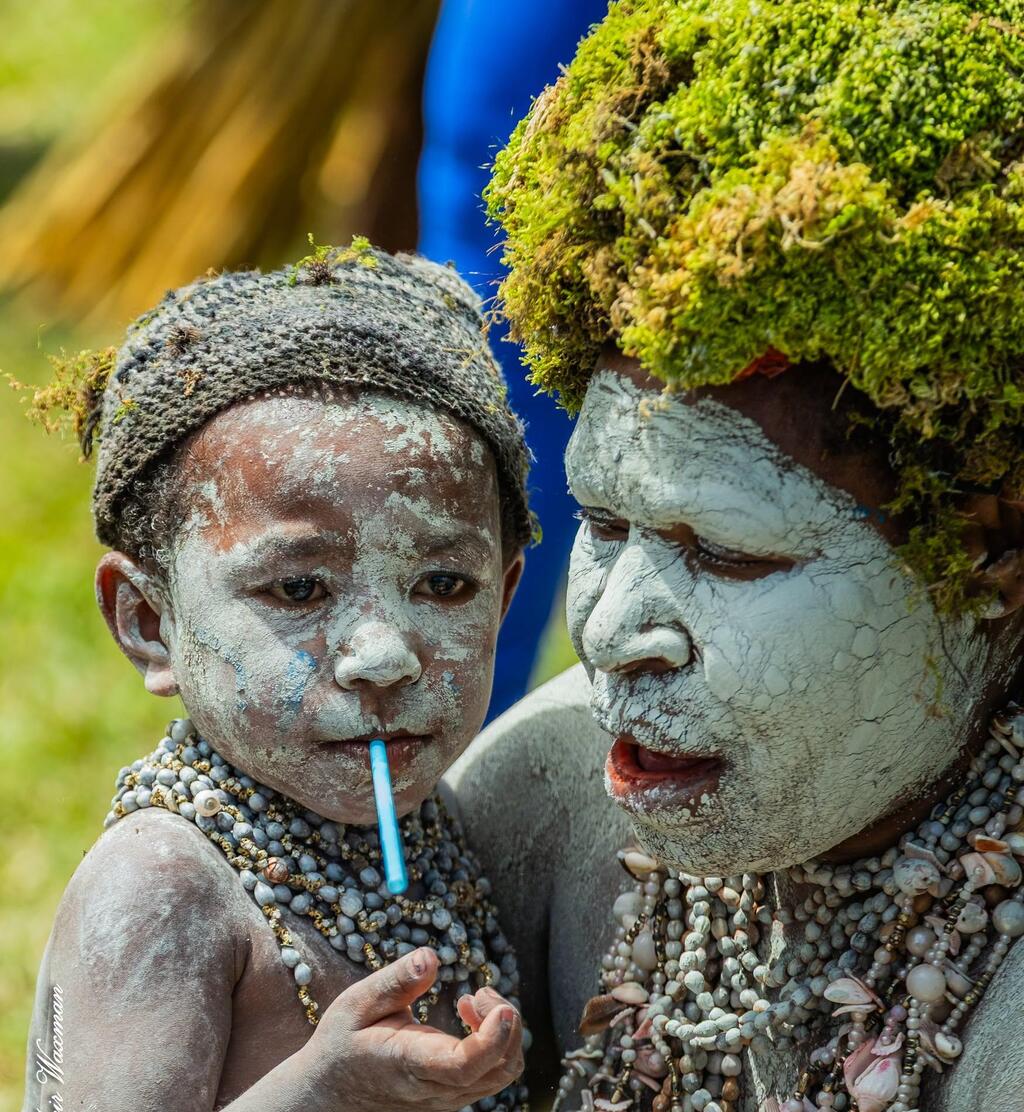 A mother and her son at a local festival (Photo: Meir Waxman) אם ובנה בפסטיבל מקומי