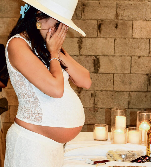 Kim Or Azulay at a challah separation ceremony before giving birth (Photo: Kim Or Azulay’s Instagram) קים אור אזולאי בטקס הפרשת חלה לפני הלידה