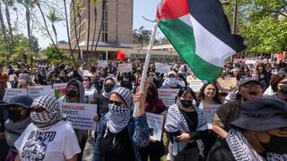 הפגנה פרו-פלסטינית בקמפוס אוניברסיטת CSULA בלוס אנג'לס, קליפורניה, ב-1 במאי 2024
