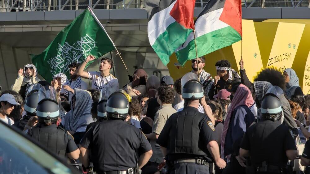 Pro-Palestinian demostration in the US. Antisemitism has also permeated the healthcare system in the US (Photo: yuriyt / Shutterstock.com) הפגנה פרו-פלסטינית בברוקלין, ניו יורק ב-31 במאי 2024