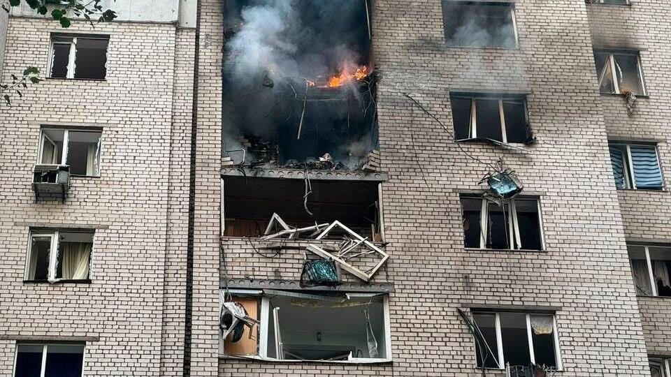 The residential building in central Kyiv struck by a Russian drone, killing a 14-year-old Israeli boy and wounding his mother נער בן 14 עם אזרחות ישראלית נהרג בקייב מפגיעת רחפן רוסי.