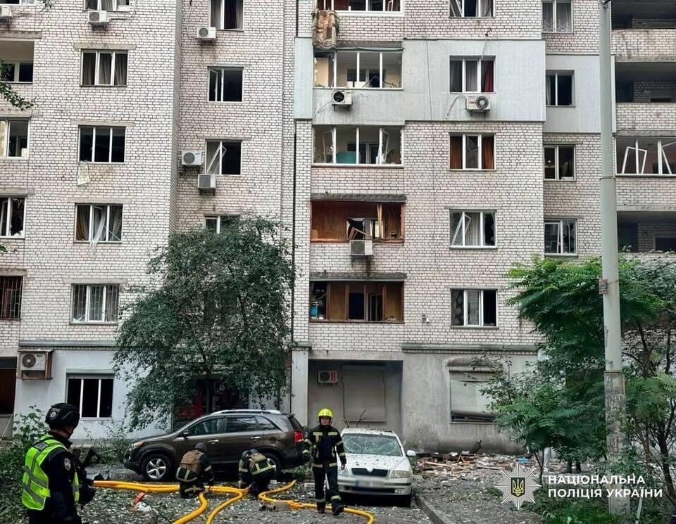 The residential building in central Kyiv struck by a Russian drone, killing a 14-year-old Israeli boy and wounding his mother נער בן 14 עם אזרחות ישראלית נהרג בקייב מפגיעת רחפן רוסי.