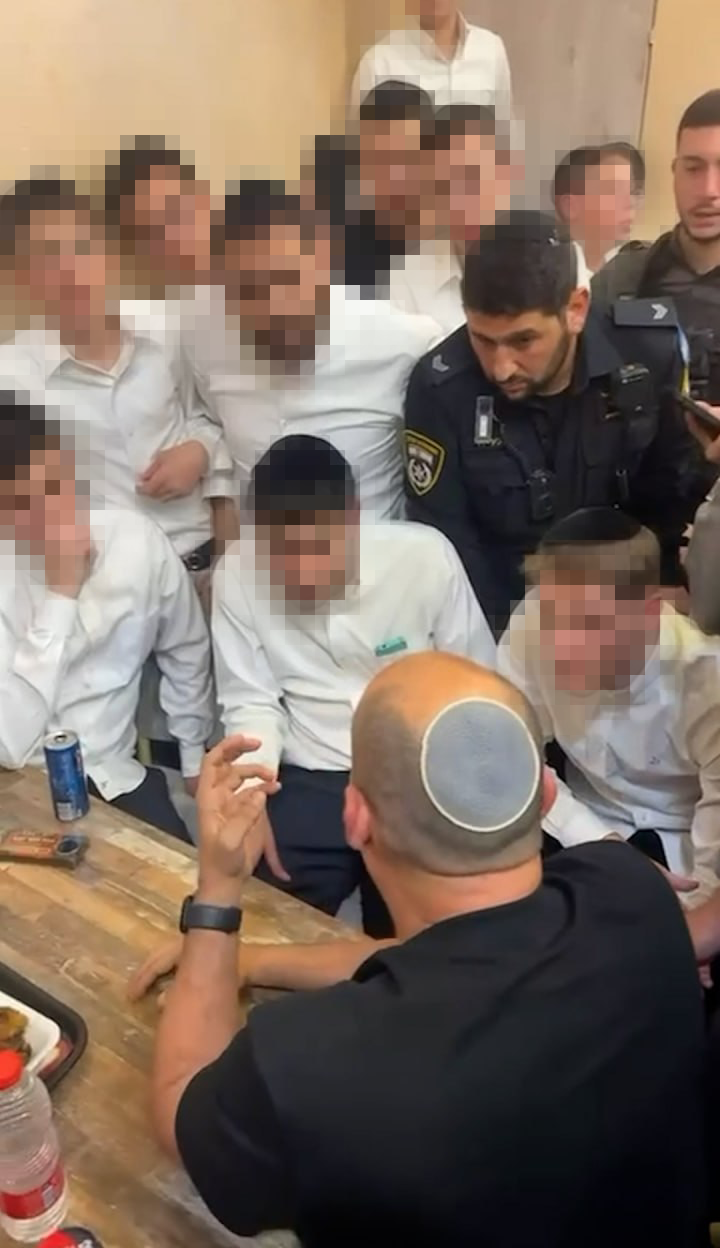 Naftali Bennet in Bnei BRak צעיר ניסה לתקוף את בנט בפתח תקווה