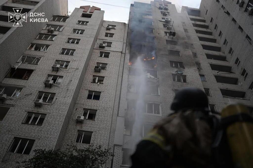 The residential building in central Kyiv struck by a Russian drone, killing a 14-year-old Israeli boy and wounding his mother נער בן 14 עם אזרחות ישראלית נהרג בקייב מפגיעת רחפן רוסי.