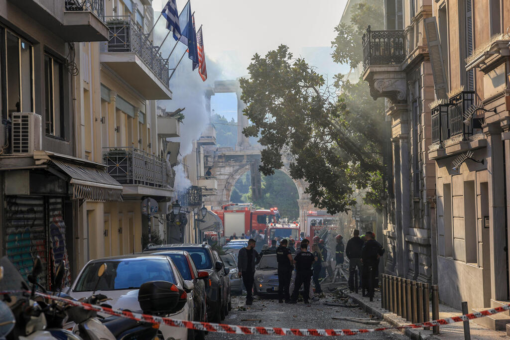 Residents had warned of 'the smell of gas for weeks' (Photo: REUTERS/Louisa Gouliamaki) זירת קריסת מבנה ישן בעקבות פיצוץ באתונה